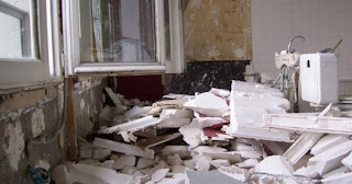 Демонтаж хрущевки в Инте - удаление старых полов и стен по выгодной цене от 1735 рублей.
